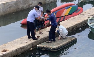 第四支队民警协助渔民上岸避风。海南省海岸警察总队供图