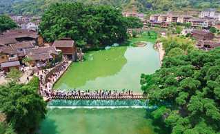 近年来，南靖土楼景区不断提升旅游服务水平，吸引了许多游客前来游玩（资料图）。南靖县融媒体中心供图