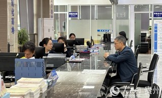 窗口工作人员正在办理业务。人民网记者 高华摄