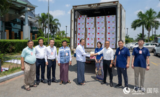 药品交付仪式现场-人民网记者谢佳君摄