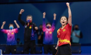 ↑10月8日，中国队选手陈梦在比赛中庆祝，她以3比0战胜日本队选手木原美悠。新华社记者 江宏景 摄