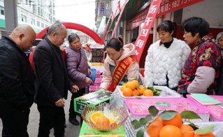 1 开业现场吸引众多市民前来采购.jpg