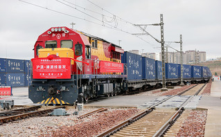2023年10月8日，“沪滇·澜湄线”国际货运班列首发开行。王家营西集装箱中心站供图