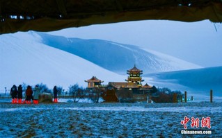 古郡敦煌迎新年初雪 雪漠风光引游人