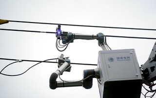 配网带电作业机器人正在进行10千伏架空线路带电作业。
