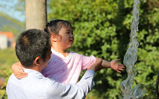 村民们高兴地围在水井旁。