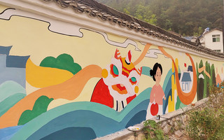 十堰市茅箭区茅塔乡王家村农房外墙披上了“新装”。