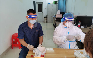 襄阳卷烟厂党员曾辉协助朝虹社区开展核算检测。