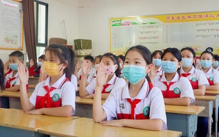 图为郧西县景阳乡中心小学进行“坐姿训练” 。胡立芸摄