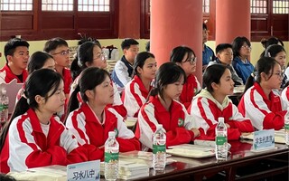 习水八中同学们专注聆听阅读分享（任思宇 摄）.jpg