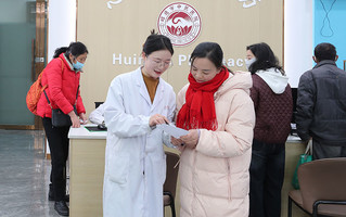 昭通市中医医院惠民大药房为群众节省看病开支。唐远超摄
