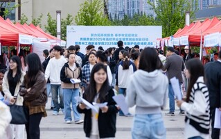 招聘会现场。