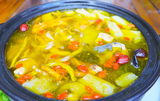 野生菌炖土鸡。杨霞摄