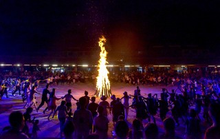 7 图为瑶山古镇篝火晚会。图片由荔波县委宣传部提供