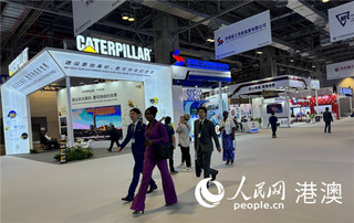 图为与会嘉宾步入国际基建论坛展览区。（本报记者富子梅摄）