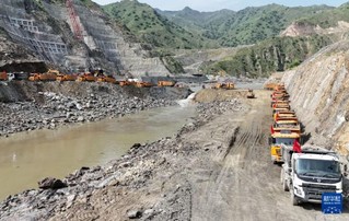 8月16日，在巴基斯坦西北部的斯瓦特地区，中企承建的莫赫曼德水电站项目施工截流。新华社发（中国能建葛洲坝集团供图）