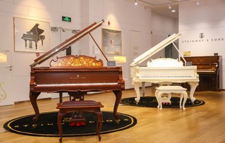 施坦威高端定制“花语”系列钢琴（左）和施坦威路易十五钢琴（右）