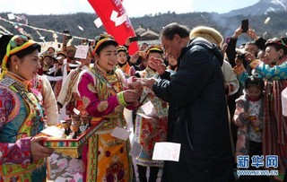 （新春走基层）（7）夹金山下藏族同胞欢庆“上九节”