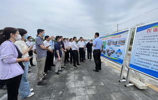 参会人员在济宁鱼台县实地考察农业面源污染防治等情况。刘祺摄