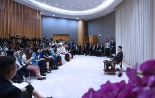 6月14日，香港特区行政长官李家超接受媒体团采访。新华社记者 陈铎 摄