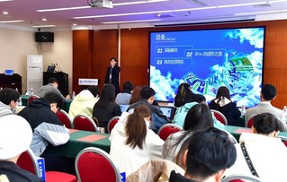 企业代表进行岗位推介。