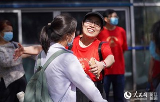 6月7日，在浙江省宁波市第四中学，老师拥抱学生送鼓励。人民网 章勇涛摄