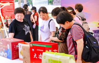   6月29日，市民在活动现场参观。李全 摄