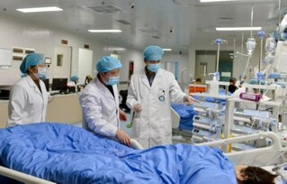 四川大学华西医院重症医学科医疗组长，大方县人民医院副院长郭军在ICU病房进行教学查房。