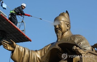 韩国世宗大王铜像喜迎"沐浴"【组图】