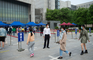4月29日，在北京市朝陽區奧運村街道中科院采樣點，市民保持安全距離排隊等待核酸采樣。當日，北京市朝陽區開展第三次擴大范圍核酸檢測。新華社記者 陳鐘昊 攝