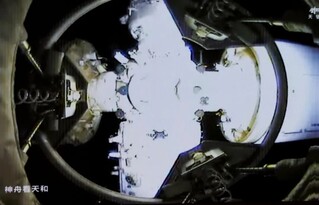 神舟二十号载人飞船与空间站组合体完成自主快速交会对接。中国载人航天工程办公室供图
