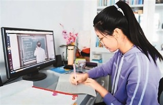内蒙古自治区呼和浩特市的孙靓瑶在家中观看线上教学课程。  新华社记者 彭 源摄