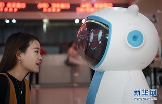 （社会）（3）“政务服务智能机器人”亮相南昌