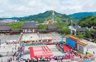 9日，湖南·沩山第二届康养避暑文化旅游节启动仪式暨宁乡市全民广场舞大赛在密印景区游客服务中心广场举行。长沙晚报全媒体记者邹麟摄