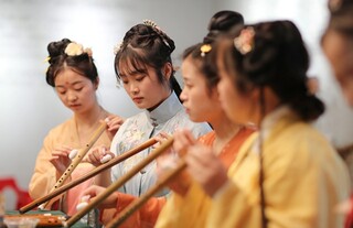游客在玉屏自治县侗乡民族风情园景区体验箫笛制作。玉屏县委宣传部供图