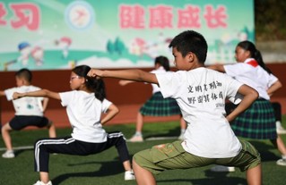 在陕西省安康市平利县老县镇中心小学的操场上，学生们在课后参加武术社团活动（2020年9月7日摄）。