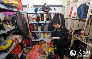 “春运开始了，‘马大哈’也多了，你看这都是今天丢失的物品！”上海虹桥火车站失物招领处的工作人员潘林华正在清点今日刚入库的物品。随着春运客流量的加大，每日旅客丢失的物品也逐渐增多。“以前日均七十件，今天一天已经一百多件了！”在失物招领的仓库内，记者看到，衣服、背包、土特产是最多的遗失物品。“现在冬天了，丢茶杯的人也蛮多的。”潘师傅在此提醒旅客，出门在外，务必要看管好个人物品，如发现丢失，可以第一时间咨询车站或者是拨打12306热线咨询。