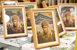 王银凤制作的一批由山西景区风光与“悟空”元素结合的文创产品。