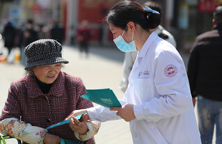 向群众普及健康知识。唐远超摄