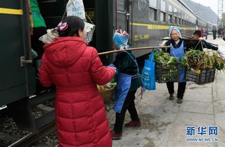 （新春走基层）（2）绿皮车上的“年货市场”