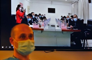 这是4月23日在以色列阿什杜德拍摄的以色列与中国专家就新冠肺炎防治举行的视频交流会议现场。