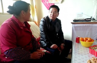 张玉霞（左）与周恭伟（右）在家中交谈。马伟摄