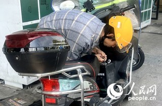杭州一名外卖骑手正在更换共享电池。人民网记者 张丽玮摄