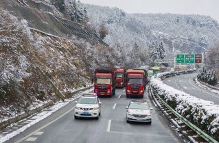 1月9日，警车压速带道滞留车辆驶离解除临时交通管制的S20毕威高速公路。李学友摄