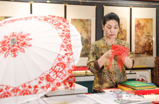 传统剪纸装饰好的花伞作品。