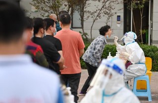 5月21日，在天津市西青区中北镇锦曦花苑社区，居民在排队进行核酸检测。新华社记者 李然 摄