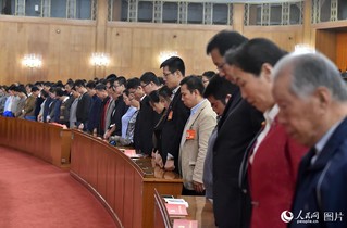 纪念中国红军长征胜利80周年大会举行，与会人员默哀。人民网 翁奇羽摄