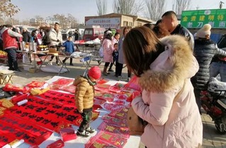 由于临近春节，集市上多了卖春联的摊位，让大集充满年味。阎梦婕摄