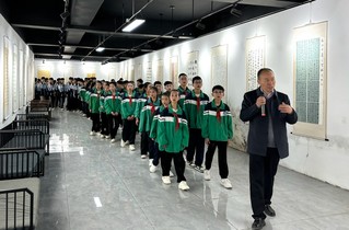活动伊始，学生们在工作人员的引导下漫步书院，讲解员细致地介绍着书院的历史文化，（刁苓沙 摄）.jpg