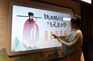 在包公奏议馆，通过现代科技手段与真实史料结合，呈现包拯的故事。